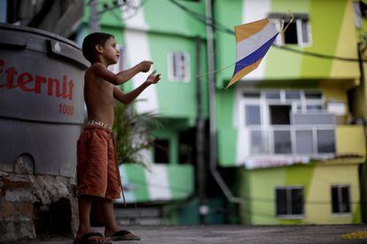 Un niño vuela una cometa en una favela de Río de Janeiro.