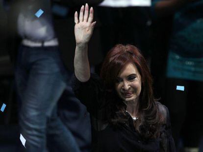 La presidenta de Argentina, Cristina Fern&aacute;ndez de Kirchner saluda a sus seguidores en Buenos Aires. 