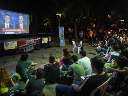 Jóvenes turcos observan el debate en una pantalla gigante colocada en un parque de Estambul. 