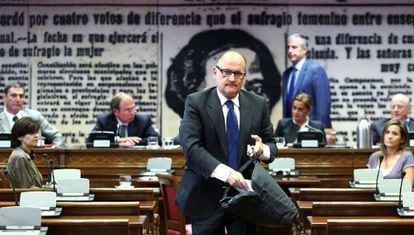 Cobos, durante su examen en el Senado en noviembre de 2010 para ser magistrado del Constitucional, en el que omiti&oacute; su militancia en el PP. 