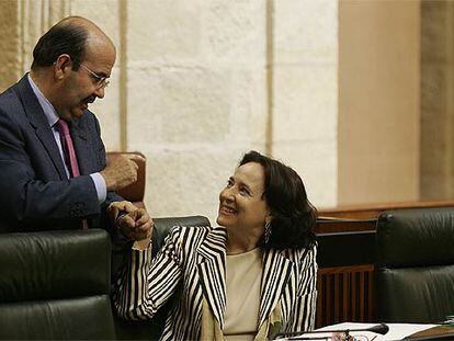 Gaspar Zarrías y Concha Gutiérrez del Castillo en un pleno del Parlamento en junio de 2005.