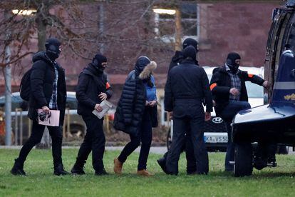 La policía escolta este miércoles a uno de los detenidos en Karlsruhe vinculado a los planes de intentona golpista de la extrema derecha. 