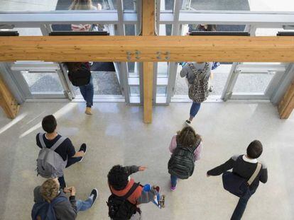 Niños en la puerta de un instituto.