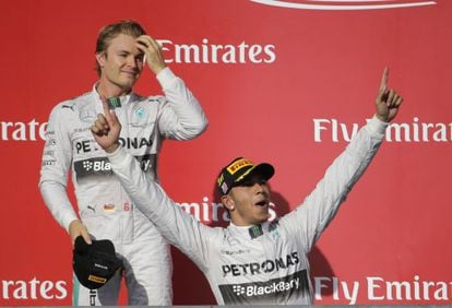 Hamilton celebra el triunfo en Austin con Rosberg detr&aacute;s. 