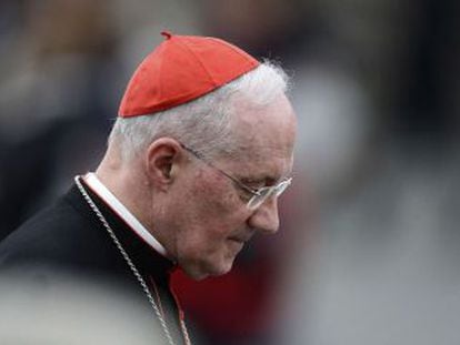 El cardenal Marc Ouellet atraviesa la plaza de San Pedro para acudir a una reuni&oacute;n previa al c&oacute;nclave.