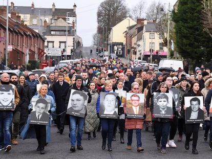 Manifestantes en Londonderry conmemoran el 50º aniversario del Domingo sangriento, el pasado 30 de enero.