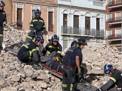 Los bomberos rescatan a un herido en el simulacro de derrumbamiento de dos edificios realizado hoy en Valencia.