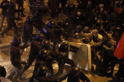 Tensión entre manifestantes y los Mossos d'Esquadra en Terrassa.