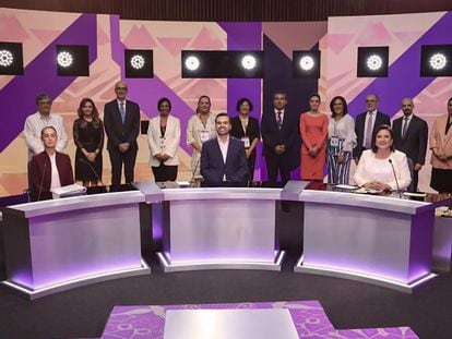 Los candidatos presidenciales al inicio del primer debate en el INE.