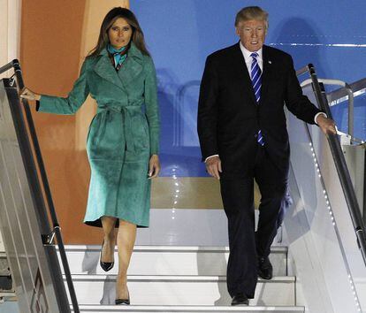 El president Donald Trump i la seva esposa Melania després d'aterrar a Polònia.