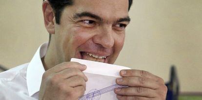 El primer ministro griego, Alexis Tsipras, hoy en el colegio electoral al que ha acudido a depositar su voto en el refer&eacute;ndum.