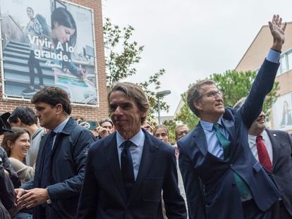 El expresidente del Gobierno José María Aznar, con el líder del PP, Alberto Núñez Feijóo, a su llegada el jueves a un coloquio en la Universidad Francisco de Vitoria de Madrid.