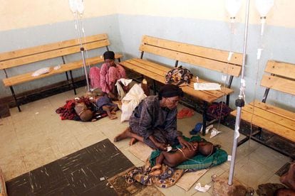 Abril de 2000. Dos mujeres atienden a sus hijos malnutridos en el hospital de Gode, donde se vive una situación de hambre extrema debido a una época de sequía que dura tres años. El hospital forma parte de la operación de socorro iniciada por el Comité Internacional de la Cruz Roja.