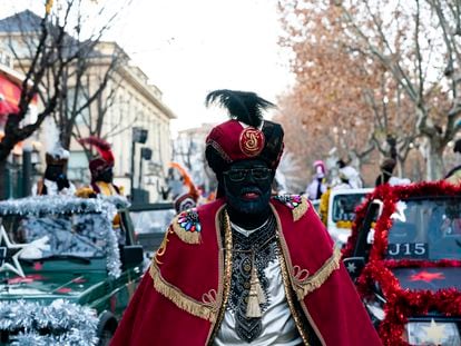 El rey Baltasar y sus pajes entran en la ciudad de Igualada (Barcelona) en la cabalgata del año 2023, con las caras pintadas de negro.