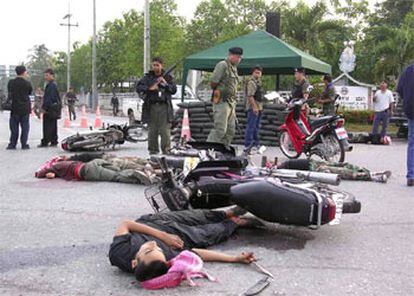 Fuerzas de seguridad tailandesas observan los cadáveres de varios jóvenes en la provincia de Pattani, de mayoría musulmana.