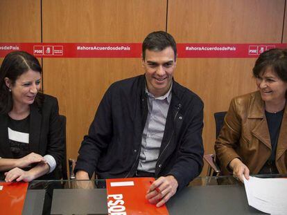 El secretario general del PSOE, Pedro Sánchez, junto a la vicesecretaria del partido, Adriana Lastra (izquierda), y la secretaria de Igualdad, Carmen Calvo.