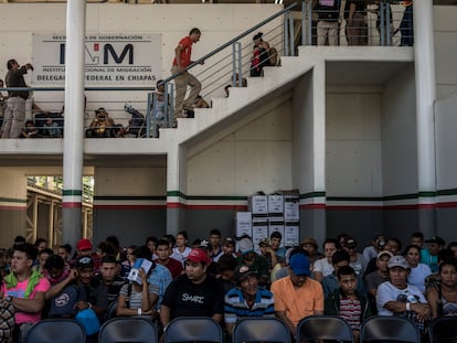 Migrantes centroamericanos esperan en el interior de la estación migratoria de Ciudad Hidalgo.