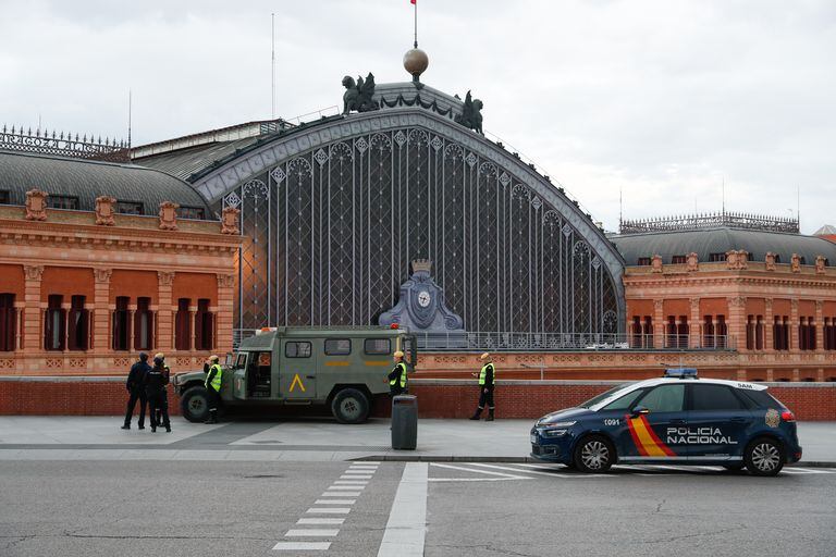 Miembros de la Unidad Militar de Emergencias desplegados el domingo en la estación de Atocha, en Madrid.