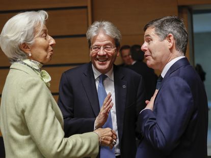 La presidenta del Banco Central Europeo, Christine Lagarde, charla con el comisario de Economía (izquierda), Paolo Gentiloni, y el presidente del Eurogrupo, Paschal Donohoe.