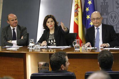 El ministro de Econom&iacute;a, Luis de Guindos (izquierda), junto a Soraya S&aacute;enz de Santamar&iacute;a y Luis Montoro.