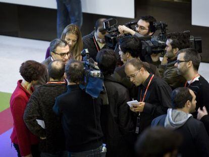 Àngel Ros, rodeado de periodistas, realizando declaraciones tras anunciar que se presentará a las primarias a la Generalitat.