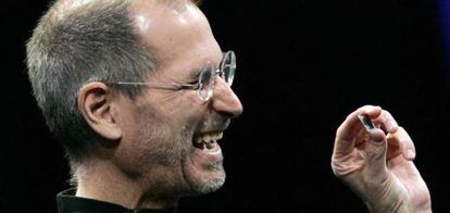 Steve Jobs, con un chip del Macbook Air en enero de 2008
