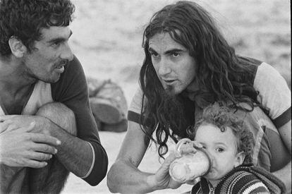 Pau Riba dona el biberó al seu fill a la comuna de Formentera. El cantant i la seva dona Mercè Pastor es van traslladar a l'illa el 1970, després que la policia desallotgés la comuna on vivien a Barcelona.