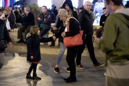 Una abuela juega con su nieta en la Puerta del Sol, de Madrid, en 2019.