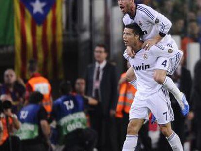 Cristiano celebra su primer gol con Ramos.
