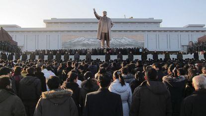 Centenares de norcoreanos lloran la muerte de Kim Jong-il, reunidos frente a la estatua del padre del 'querido líder', KIm Il-sung, en Pyongyang.