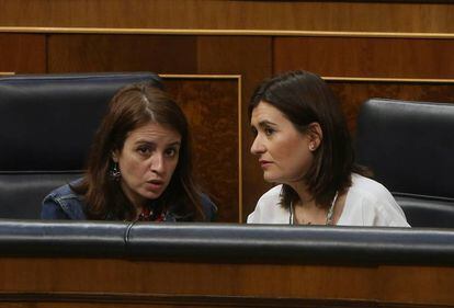 La portavoz del PSOE en el Congreso, Adriana Lastra, junto a la ministra de Sanidad, Carmen Montón.