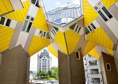 Las Casas Cubo, en Róterdam, son un ejemplo de estructuralismo arquitectónico europeo. Blom giró los ángulos entre pisos y paredes a 53,5 grados, de modo que unos cubos se apoyan sobre otros.