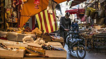 Una bandera catalana, en el mercado del centro de Perpiñán.