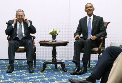 Raúl Castro finge no escuchar las preguntas de los reporteros después del encuentro bilateral que mantuvo con Barack Obama, el primero entre dos líderes de EE UU y Cuba en más de medio siglo. 