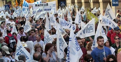 Miles de personas de La Ribera participaron ayer en Sueca en la manifestación convocada por Xúquer Viu para exigir un plan de cuenca que proteja el Júcar.
