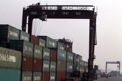 Camiones cargan contenedores en el puerto de Tianjin, China.