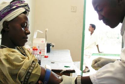 Una mujer se hace el test del VIH en Mukono (Uganda).
