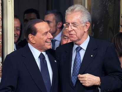 Silvio Berlusconi y Mario Monti, durante el traspaso de poderes el mi&eacute;rcoles en Roma.
