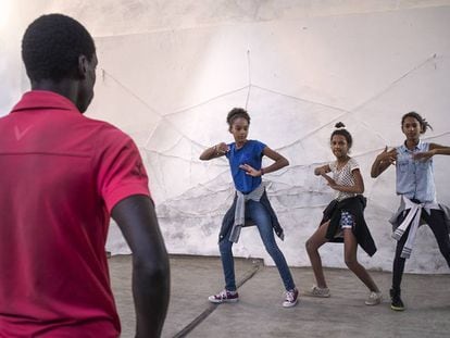Una sesión de baile en el centro Le Chateau de Saint Lous (Senegal).