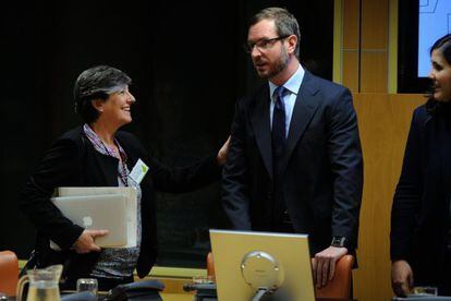 La portavoz de EH Bildu, Laura Mintegi, conversa con el alcalde de Vitoria, el 'popular' Javier Maroto
