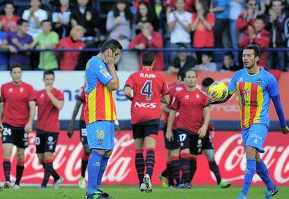 Los jugadores de Osasuna celebran uno de sus goles ante la desolación de los del Levante.