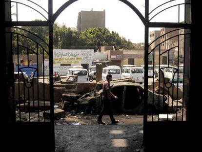 Una comisar&iacute;a de polic&iacute;a arrasada en Giza, El Cairo.