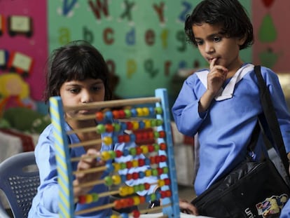 Aqsa Tahir, de seis años, en la escuela de Kot Azam Khan, en Pakistán. 