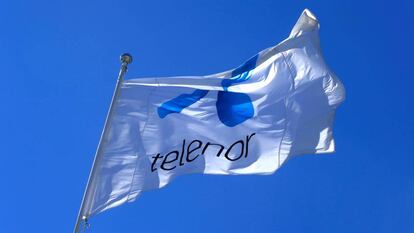 BAndera de Telenor en la sede de Fornebu, Noruega