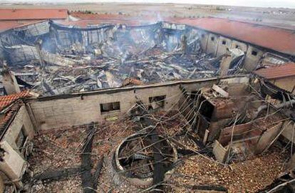 Imagen general del incendio que ha afectado a la totalidad de las instalaciones de Bodega Señorío de Villarrica, situada en Hervías, y que ha sido sofocado a mediodía, aunque el fuego ha destrozado la mayor parte del centro vinícola y posiblemente toda la producción, unos 400.000 litros de vino entre barricas y botellas.