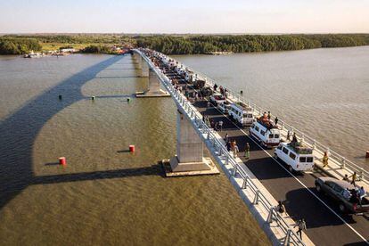 Inauguración del puente sobre el río Gambia.