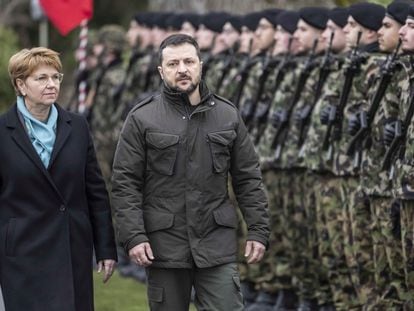 La presidenta suiza, Viola Amherd, y su invitado, Volodymyr Zelenskyy, este lunes en Berna.