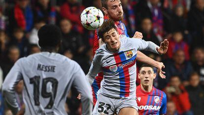 Pablo Torre cabecea el balón ante Chory en el partido entre el Barcelona y el Viktoria Plzen este martes.