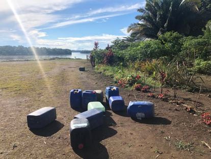 Bidones de combustible abandonados sobre la pista de aterrizaje de Sharamentsa, en la Amazonía ecuatoriana.