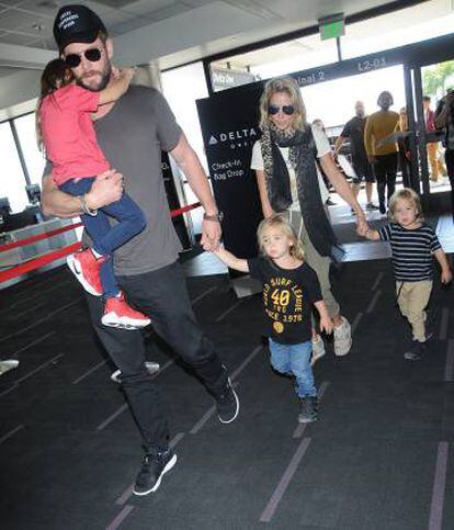 Elsa Pataky y Chris Hemswourth con sus hijos.